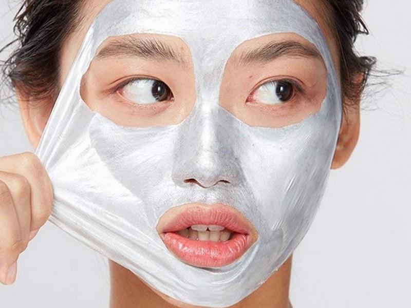 Sử dụng mặt nạ dành riêng cho làn da dầu, giúp làm sạch sâu, điều tiết bã nhờn và cải thiện tình trạng mụn